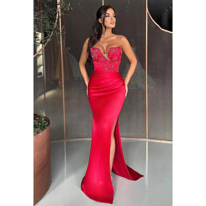 Vestido de fiesta de corte trompeta/sirena, sin mangas, con hombros descubiertos y abertura lateral con pedrería