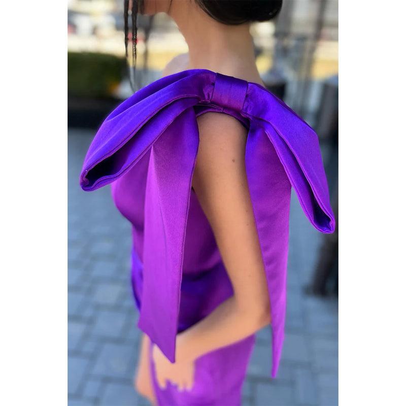 Vestido de fiesta morado único con un hombro plisado y abertura 