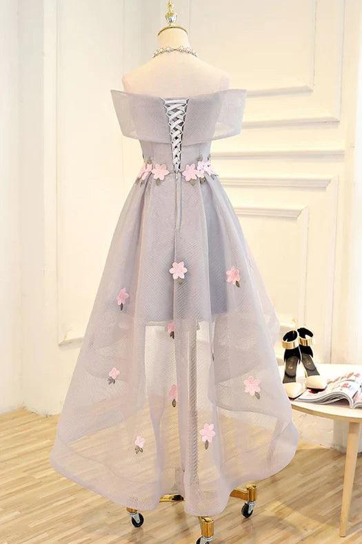 Vestido de fiesta de tul gris claro con flores, corte asimétrico, moderno, para regreso a casa en gris.