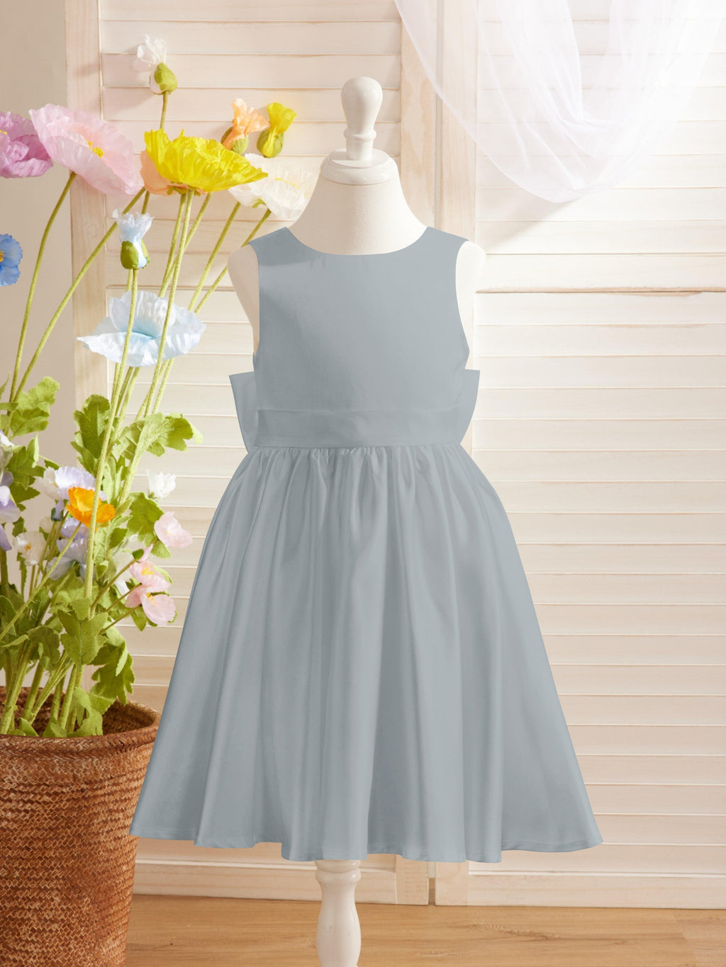 Elegante vestido de niña de las flores de satén con escote en V, corte A y lazo hasta la rodilla 