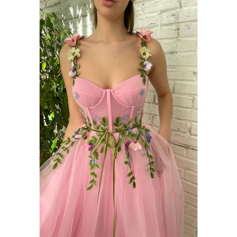 Vestido de fiesta rosa con tirantes finos, escote corazón, apliques 3D y bolsillos 