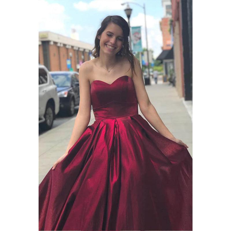 Vestido de fiesta sencillo de corte A en satén burdeos con escote corazón y bolsillos 