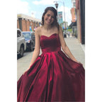 Vestido de fiesta sencillo de corte A en satén burdeos con escote corazón y bolsillos 