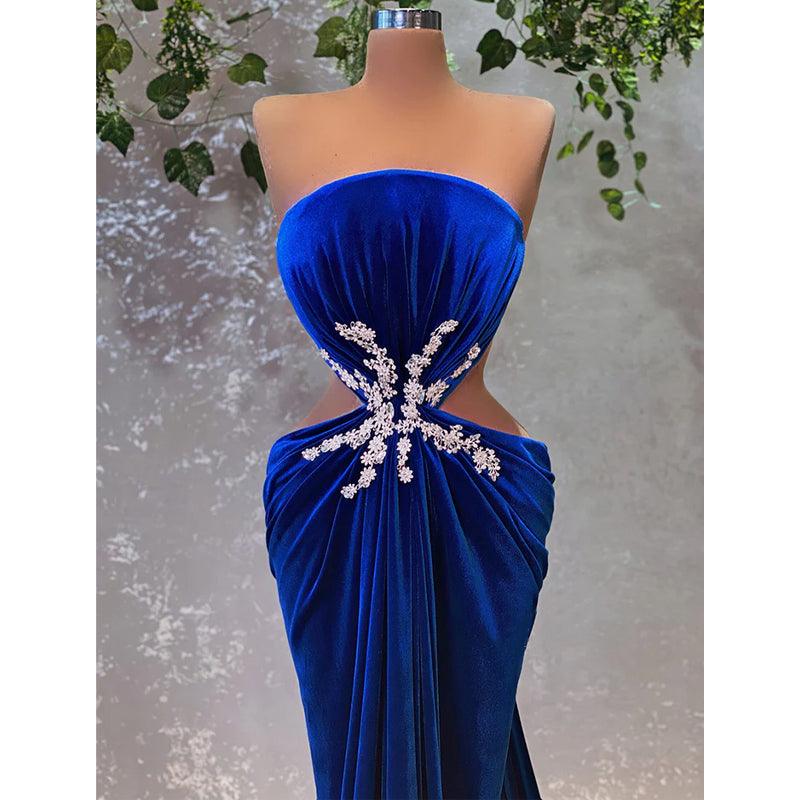 Vestido de fiesta largo azul real sin tirantes, de terciopelo con cuentas y abertura. 