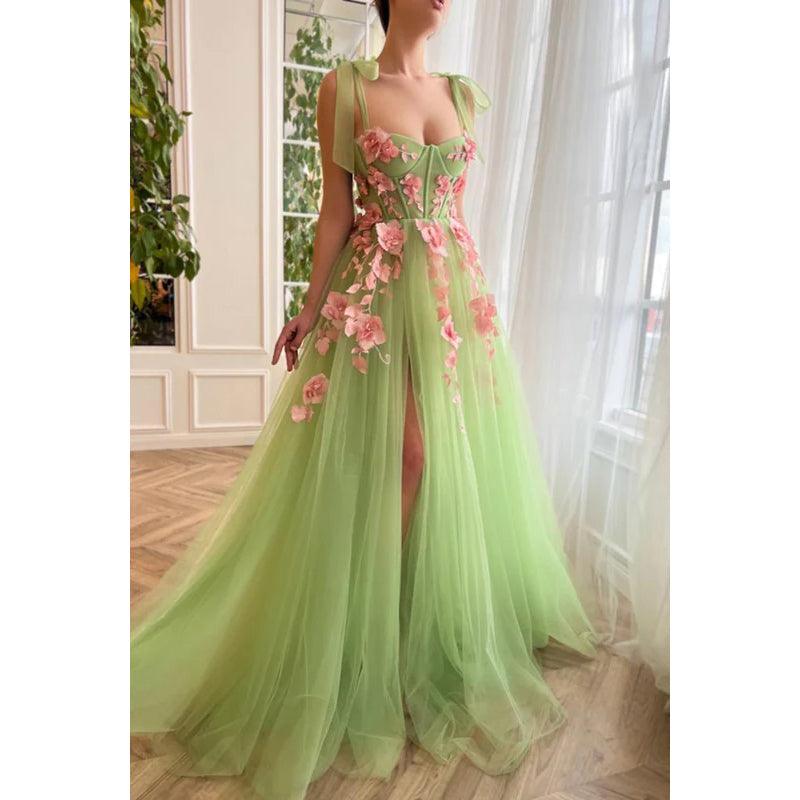 Vestido de fiesta largo de tul con apliques de corazón y abertura en forma de A