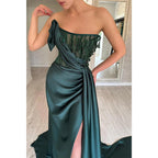 Vestido de fiesta largo de satén con pliegues ilusión verde, sin tirantes, con cuentas y cola larga 