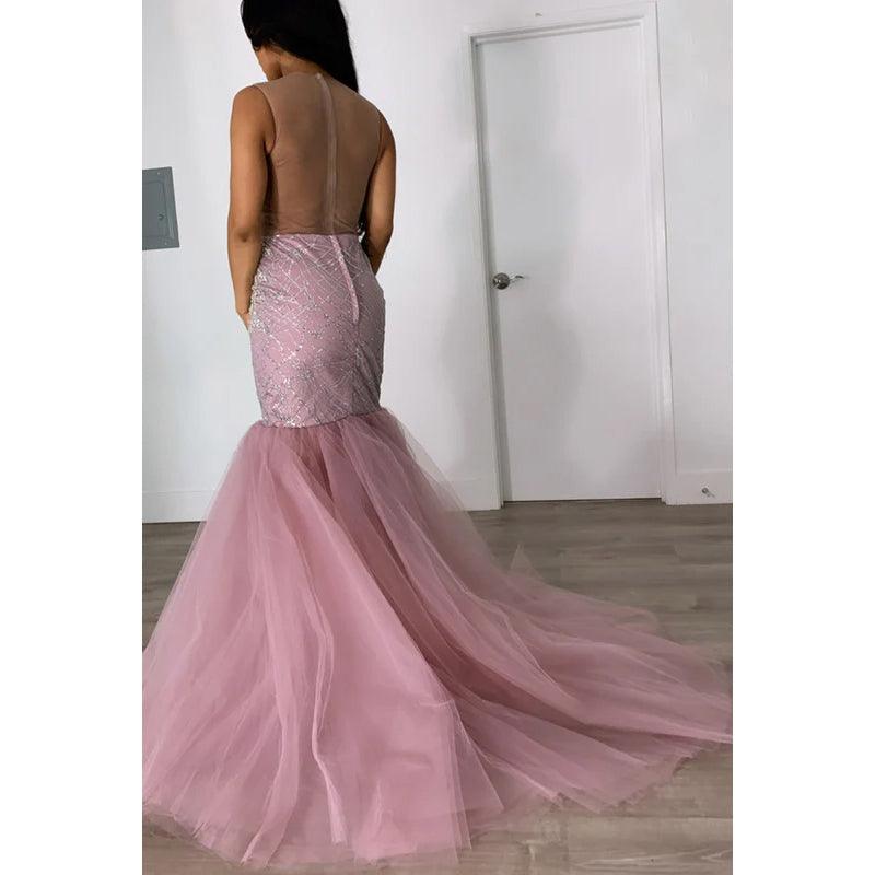 Vestido de noche largo estilo sirena con apliques de lentejuelas y tul transparente