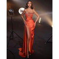 Vestido de noche largo formal con escote de cuentas y abertura sin tirantes 