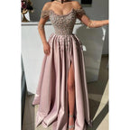 Glamouröses und dramatisches Ballkleid in A-Linie mit schulterfreien Flügelärmeln, seitlichem Schlitz und Perlenbesatz