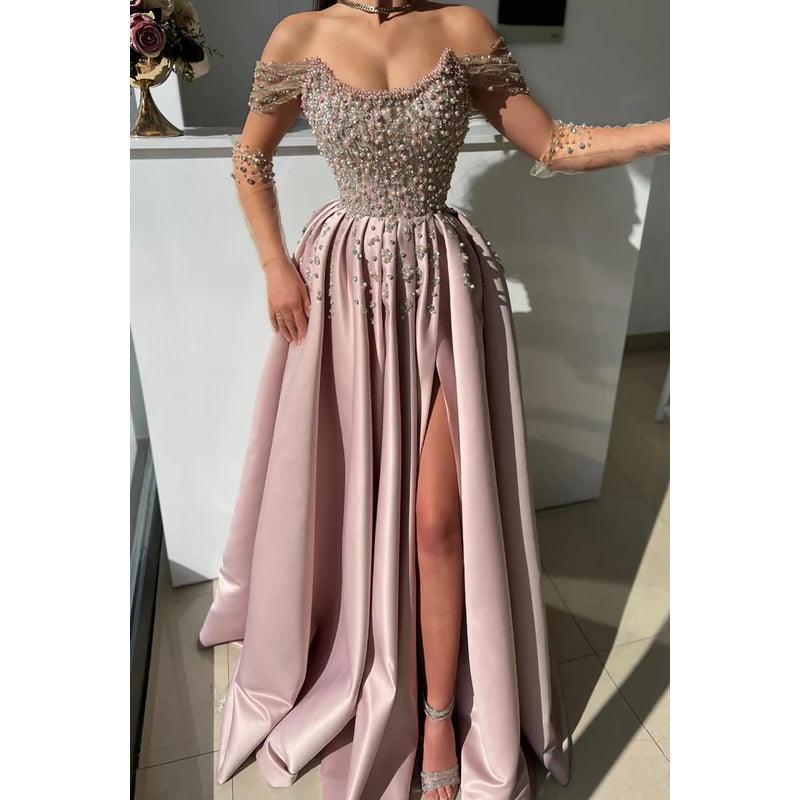 Glamouröses und dramatisches Ballkleid in A-Linie mit schulterfreien Flügelärmeln, seitlichem Schlitz und Perlenbesatz