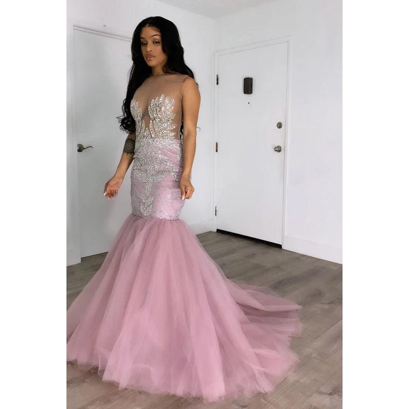 Vestido de noche largo estilo sirena con apliques de lentejuelas y tul transparente