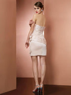 Vestidos de fiesta cortos de satén con corte tubo, sin tirantes, sin mangas y flores hechas a mano