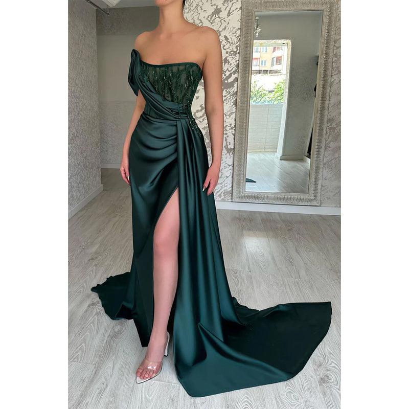 Vestido de fiesta largo de satén con pliegues ilusión verde, sin tirantes, con cuentas y cola larga 