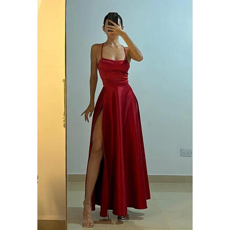 Vestido sencillo e informal de corte A con tirantes finos cruzados y abertura lateral para fiesta y graduación