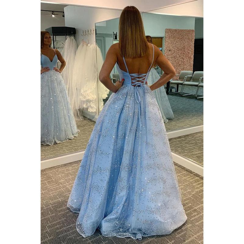 Glitzerndes Ballkleid in Himmelblau mit tiefem V-Ausschnitt 