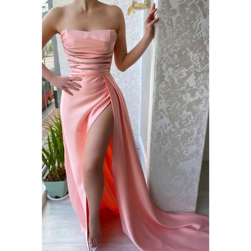 Vestido de fiesta largo rosa con abertura alta y cuentas sin tirantes 