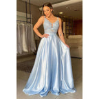 Langes formelles Abendkleid mit Spaghettiträgern und Spitzenapplikationen 