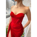 Trägerloses, gerüschtes, langes Ball-/Abendkleid aus Samt mit Herzausschnitt