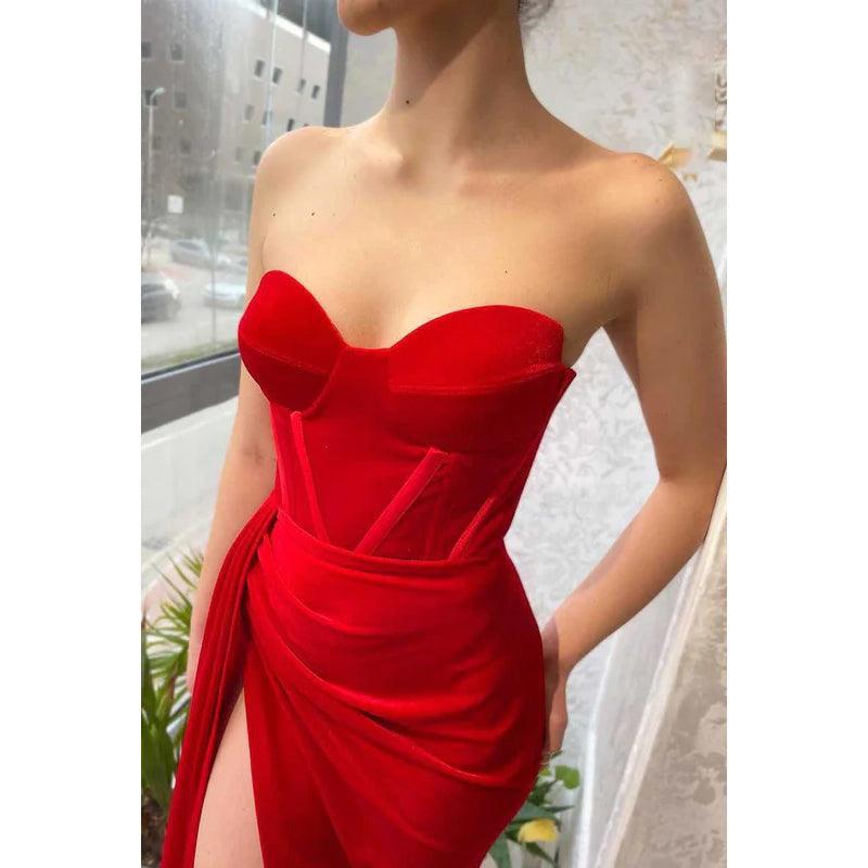 Trägerloses, gerüschtes, langes Ball-/Abendkleid aus Samt mit Herzausschnitt