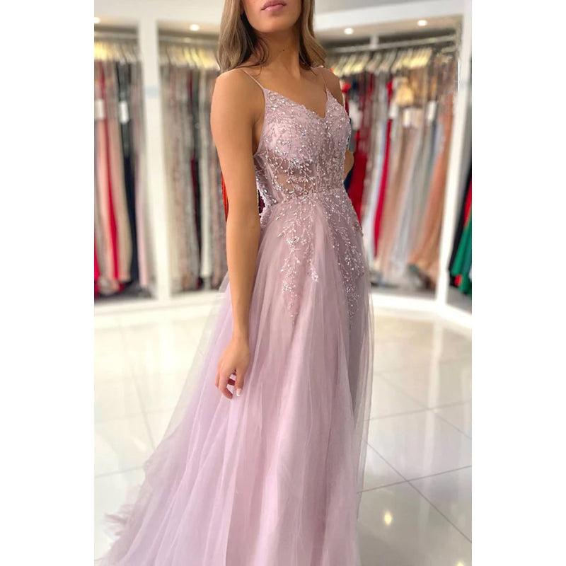 Elegantes A-Linien-Ballkleid aus Tüll mit Spaghettiträgern, V-Ausschnitt, Schlitz und Applikationen 