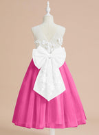 Wadenlanges Kleid aus floraler Spitze mit großer Schleife 