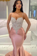 Attraktives langes Meerjungfrau-Ballkleid mit Spaghettiträgern und Schleppe aus Spitze