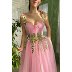 Vestido de fiesta rosa con tirantes finos, escote corazón, apliques 3D y bolsillos 