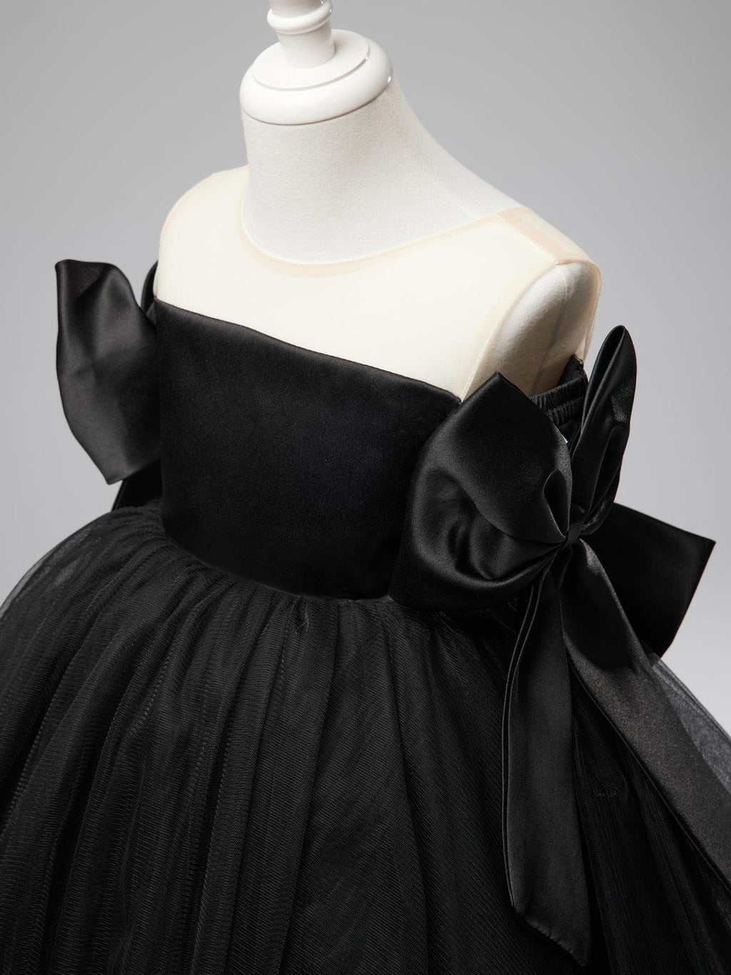 Vestido de tul negro hasta la rodilla con hombros descubiertos para niña 