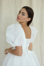 Vestido de novia corte A, escote cuadrado, corto, mangas abullonadas con perlas