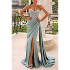 Abendkleid aus Satin mit Spaghettiträgern, Perlen und Rüschen