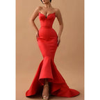 Vestido formal de satén con escote en V, sin tirantes y cola 