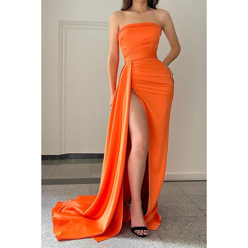 Vestido largo de fiesta formal de satén sin tirantes, plisado, con abertura lateral 