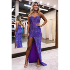 Trägerloses, hochgeschlitztes, glitzerndes Ballkleid mit Pailletten, lang