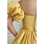 Vestido de fiesta largo de satén amarillo, sin tirantes, con abertura alta y bolsillos, de manga corta 