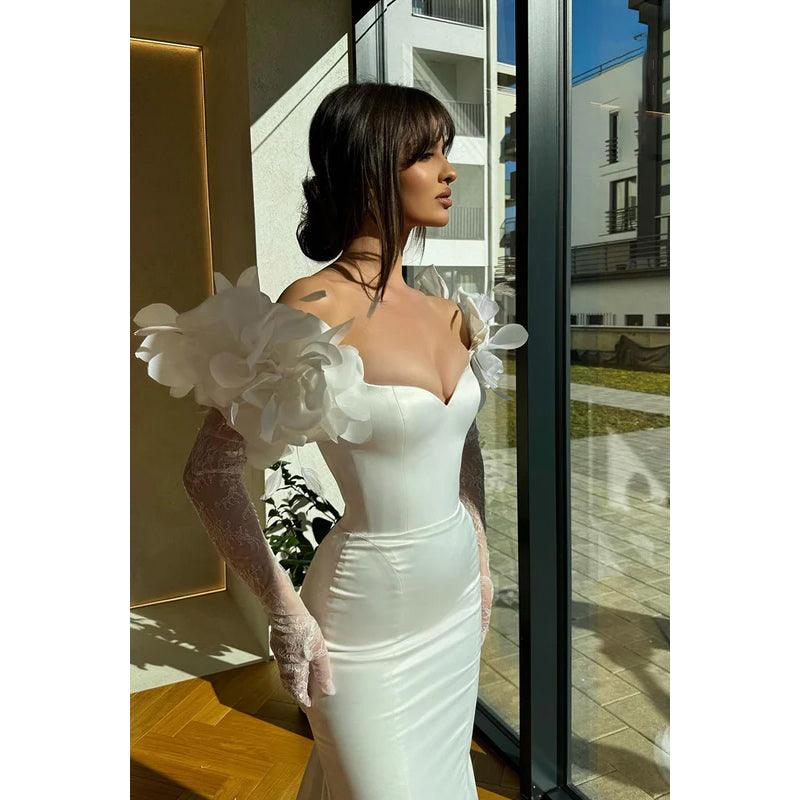 Wunderschönes und bezauberndes langärmliges Meerjungfrau-Ballkleid aus trägerlosem Satin mit Blumenmuster