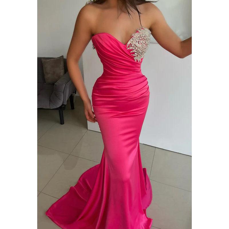 Vestido de noche largo estilo sirena de satén fruncido con cuentas y escote en V sin tirantes