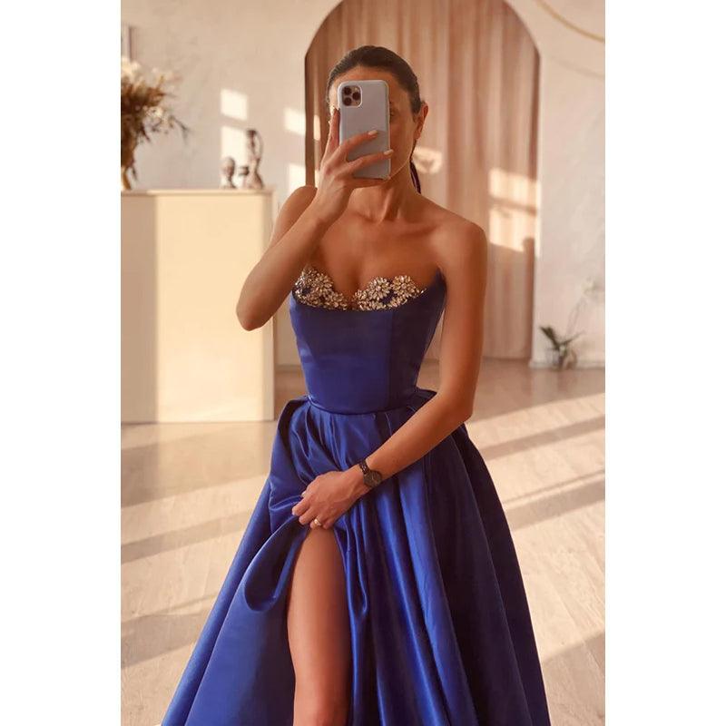Vestido de noche largo de fiesta con corte A, fruncido, sin tirantes y con cuentas
