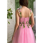 Vestido de fiesta rosa con tirantes finos, escote corazón, apliques 3D y bolsillos 