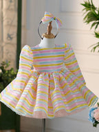 Knielanges weißes Kleid aus Organza-Tüll für die 1. Geburtstagsparty eines Babymädchens 