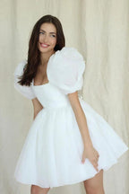 Vestido de novia corte A, escote cuadrado, corto, mangas abullonadas con perlas