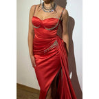 Vestido de noche para fiesta, graduación y graduación con escote en forma de corazón, tirantes finos, cuentas y cola con abertura lateral 