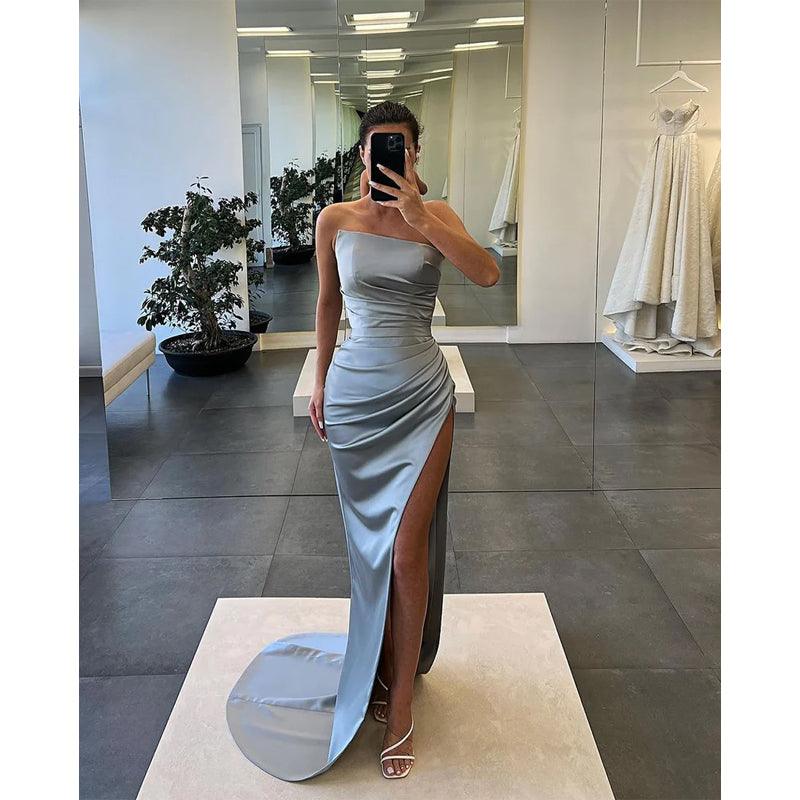 Vestido de fiesta largo con pliegues y abertura alta sin tirantes 