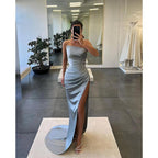 Vestido de fiesta largo con pliegues y abertura alta sin tirantes 
