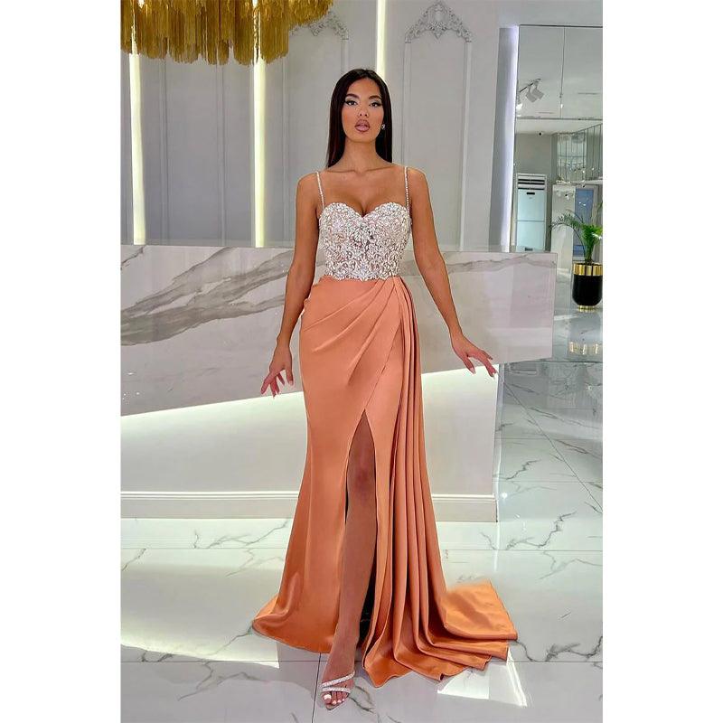 Vestido de noche largo con escote en forma de corazón, tirantes y cuentas