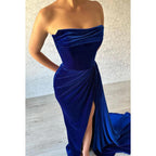 Schlichtes und lässiges, schulterfreies, ärmelloses, gerüschtes, seitlich geschlitztes Ballkleid