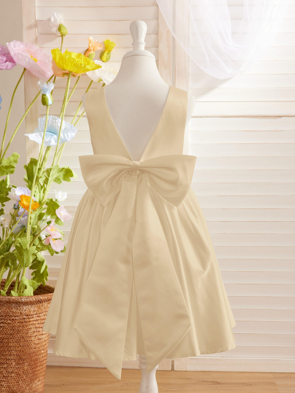 Elegantes A-Linien-Satin-Kleid mit V-Rücken und Schleife, knielang, Blumenmädchenkleid