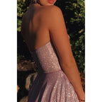 Vestido de fiesta rosa con abertura y pierna alta y escote corazón con purpurina