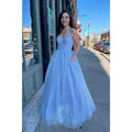 Vestido de fiesta azul cielo brillante con escote en V pronunciado 