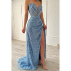 Wunderschönes und bezauberndes funkelndes Ballkleid mit tiefem V-Ausschnitt, ärmellos, seitlichem Schlitz