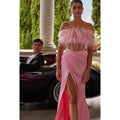 Vestido largo de fiesta formal con fruncido, sin tirantes y plumas